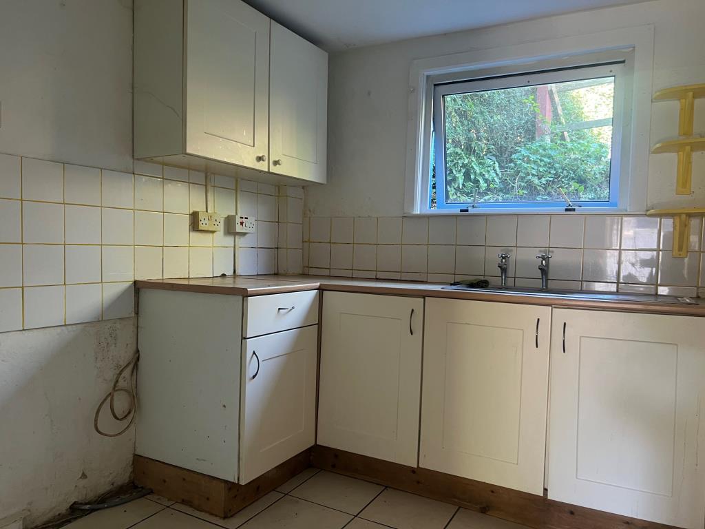 Lot: 151 - TERRACED HOUSE FOR UPDATING - Kitchen